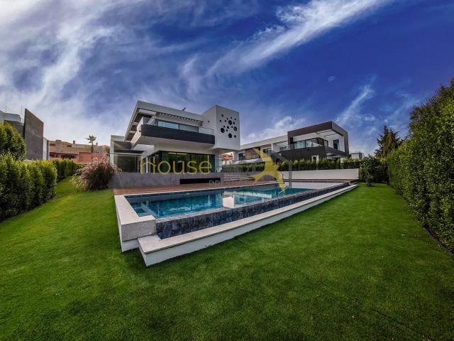 Deslumbrante moradia T4 isolada junto ao Golf Vitória em Vilamoura com piscina infinita