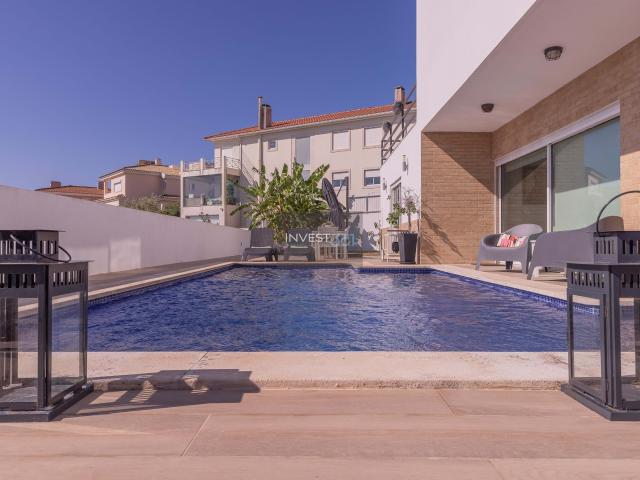 Deslumbrante moradia T5 de luxo, localizada na prestigiada zona do Alto Lagoal, Caxias Oeiras