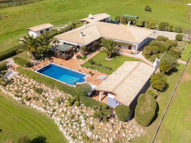 Deslumbrante Moradia Térrea com Piscina, Espaços Exteriores e Vista Campo, Perto de Lagos e Praias