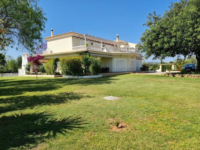 Deslumbrante moradia com 4 quartos 3 deles em suite, 4 WC`s. 258m² Silves