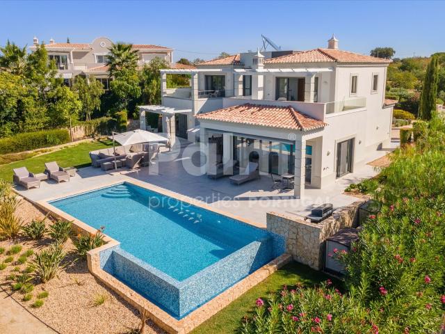 Deslumbrante Moradia de 4 Quartos com Piscina e Vista Golfe. 295m² Lagoa e Carvoeiro