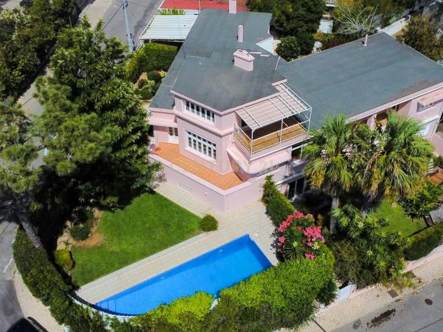 Deslumbrante Moradia Isolada T4+1 com Vista Mar e Piscina, Monte Estoril