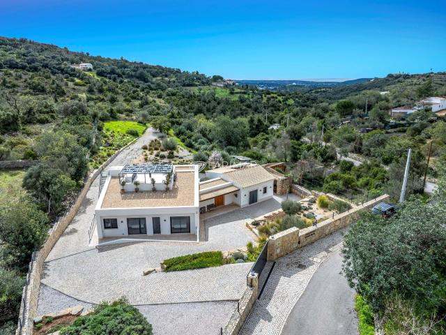 Moradia moderna, construída de forma sustentável, com vistas para o litoral