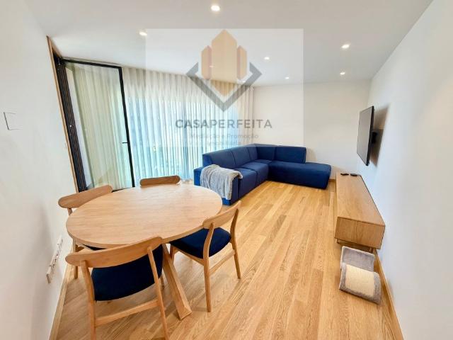 Deslumbrante T2 com Varanda, Arrumo e Box para 2 carros Ce. 98m² Mafamude