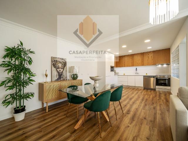 Deslumbrante T2 Renovado de 2 Frentes com 2 Varandas e Box p. 96m² Vilar De Andorinho