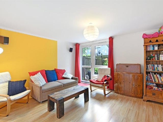Desmond Street, London, SE14 3 bed flat to rent £2,100 pcm £485 pw