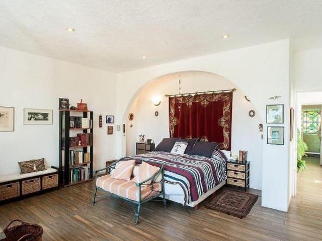 DESPIERTA TODOS LOS DÍAS VIENDO A LA LAGUNA EN VALLE DE BRAVO: CASA EN VENTA