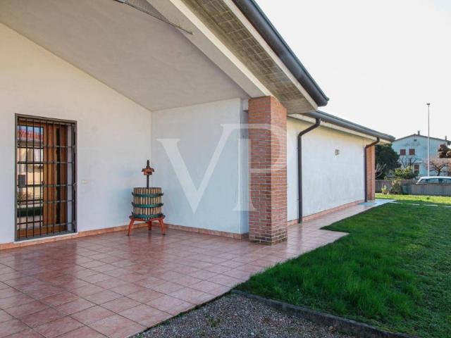 Detached Villa with garden