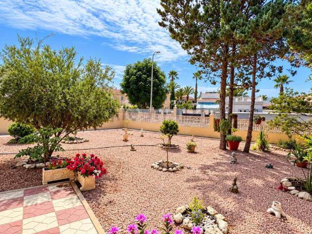 Detached villa with private pool and garden — 180 m² on a 1,250 m² plot in Ciudad Quesada