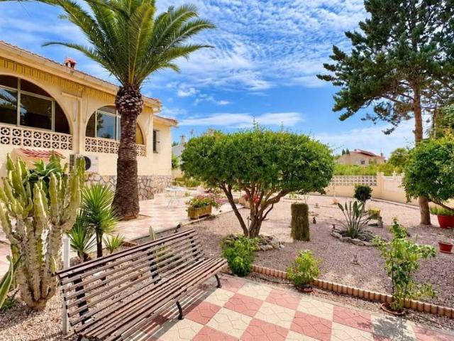 Detached villa with private pool and garden — 180 m² on a 1,250 m² plot in Ciudad Quesada