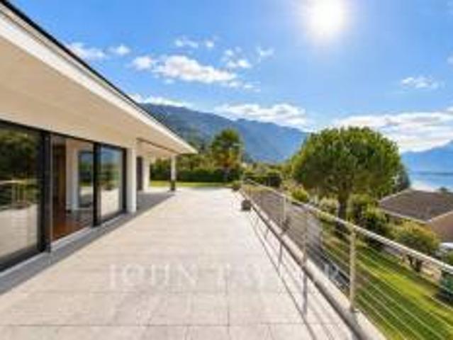 Detached villa in a peaceful setting with panoramic lake view