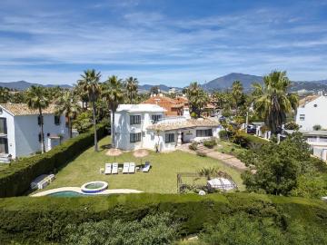Detached Villa in Atalaya Isdabe