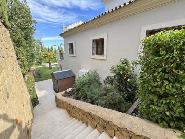 Detached Villa in El Paraiso