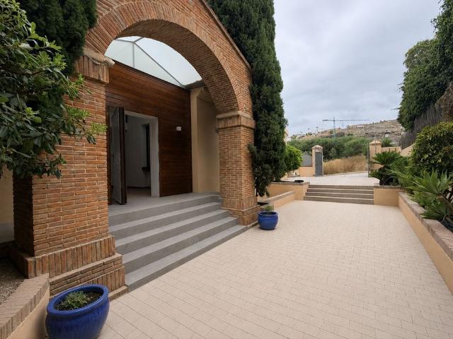 Detached Villa in El Paraiso