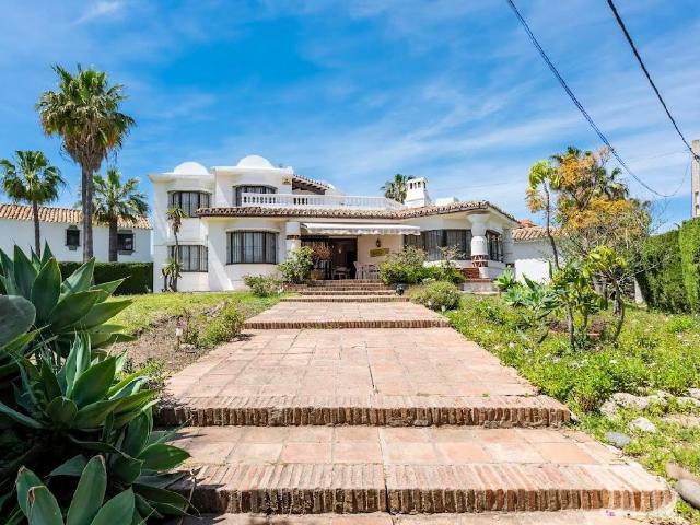 Detached Villa in New Golden Mile