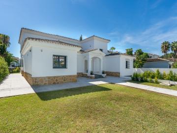 Detached Villa in Nueva Andalucía