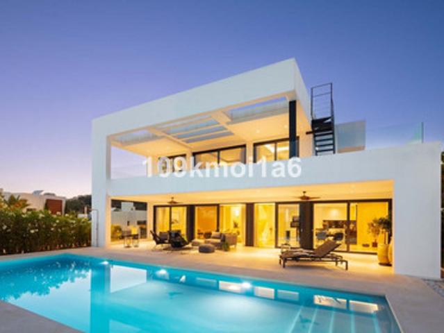 Detached Villa in Nueva Andalucía