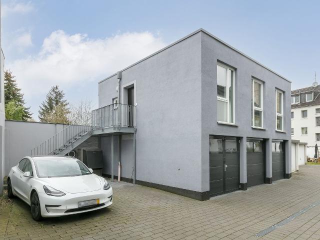 Detached whole house, fully equipped, fiber optic internet 1 GB/s, charging station available on site, Koln Amsterdam Apartments for Rent