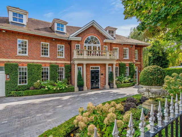 Detached family home in High Gate with a private swimming pool