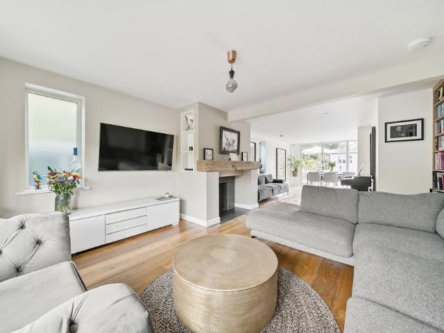 Detached House to rent Godstone Road, Bletchingley, RH1