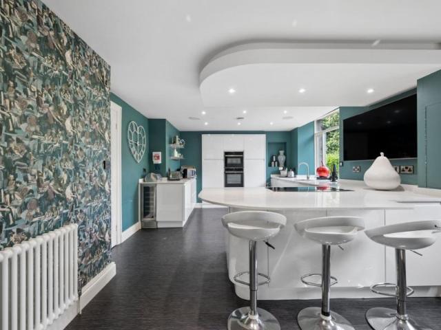Detached House to rent with 3 bedrooms, Maison On Windermere, Longtail Hill