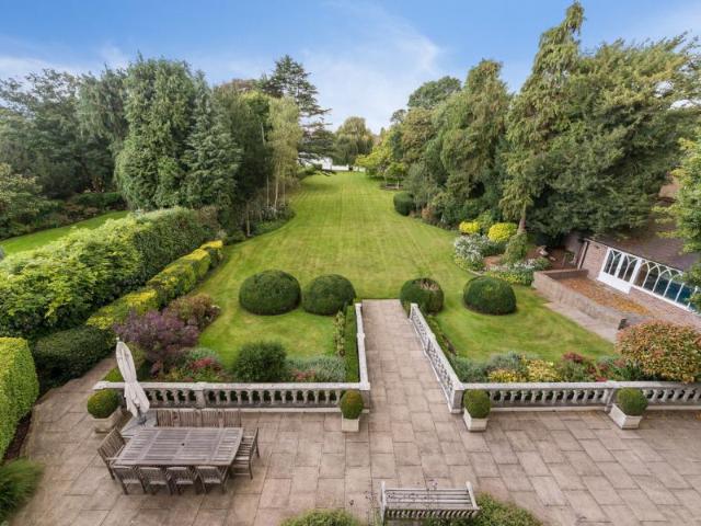 Detached House to rent with 7 bedrooms, Hampton Court Road, East Molesey