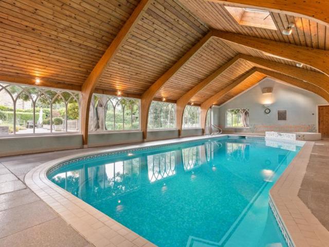 Detached House to rent with 7 bedrooms, Hampton Court Road, East Molesey