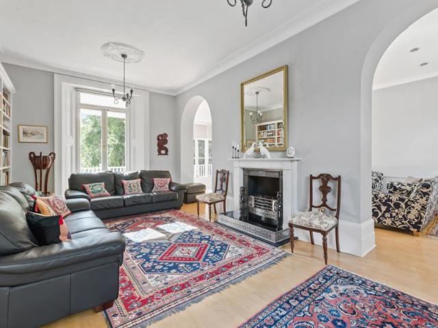 Detached House to rent with 7 bedrooms, Hampton Court Road, East Molesey