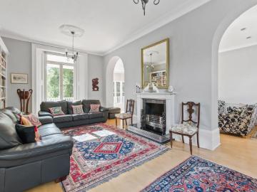 Detached House to rent with 7 bedrooms, Hampton Court Road, East Molesey