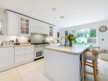 Detached House to rent with 4 bedrooms, Parke Road, London
