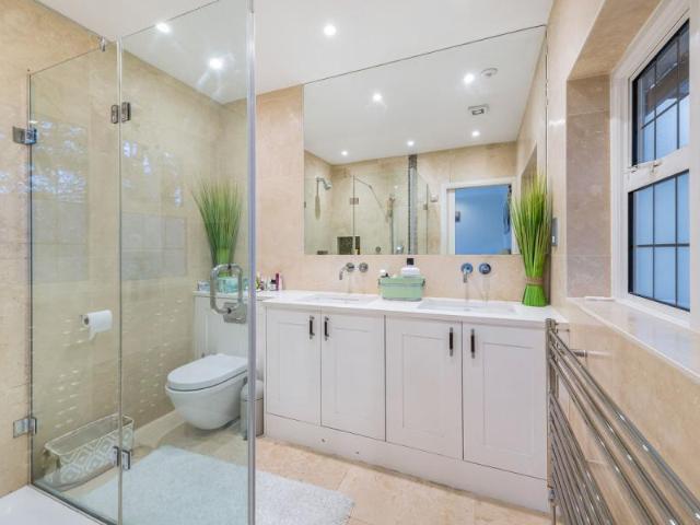 Detached House to rent with 4 bedrooms, Parke Road, London