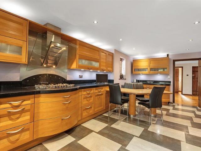 Detached House to rent with 5 bedrooms, Oakwood Close, Chislehurst