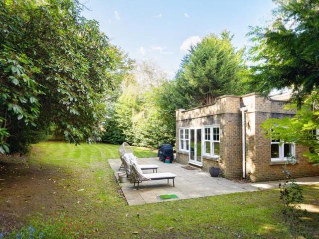 Detached House to rent with 5 bedrooms, Ruxley Crescent, Esher
