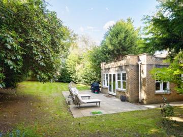 Detached House to rent with 5 bedrooms, Ruxley Crescent, Esher