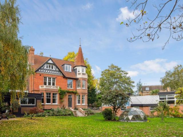 Detached House to rent with 6 bedrooms, Bridge Road, East Molesey