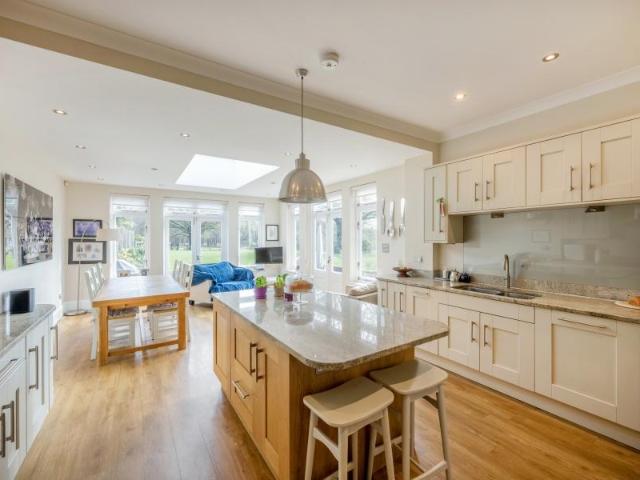 Detached House to rent with 6 bedrooms, Hammerwood, East Grinstead