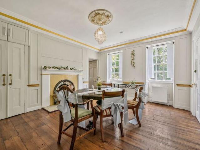 Detached House to rent with 6 bedrooms, London Road, Wallington