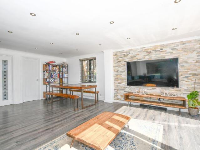Detached House to rent with 6 bedrooms, Old Orchard, Park Street
