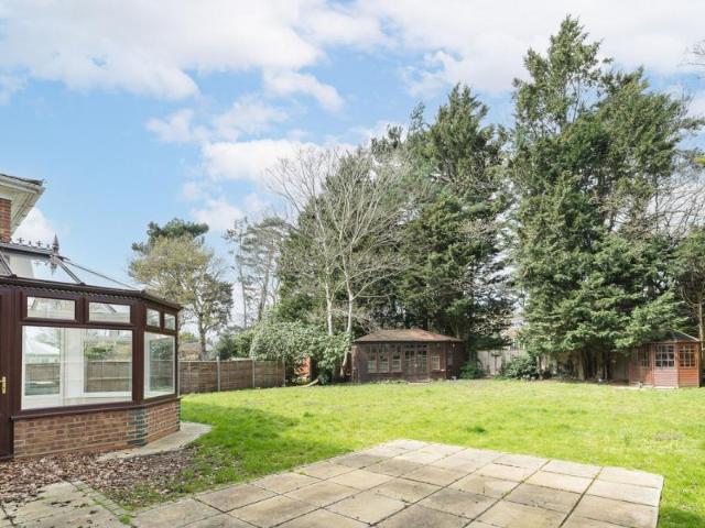 Detached House to rent with 6 bedrooms, Pine Walk, Cobham