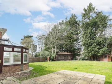 Detached House to rent with 6 bedrooms, Pine Walk, Cobham