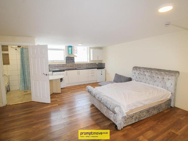Detached house to rent