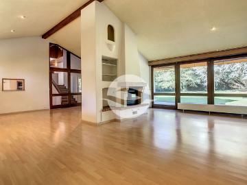 Detached house with beautiful garden with trees