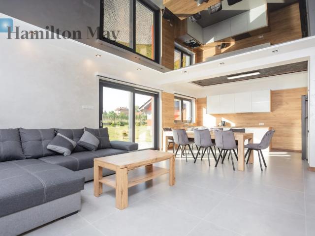 Detached house with four bedrooms, garage and terrace on a large plot