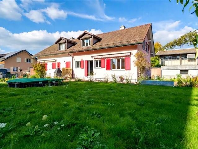 Detached house with garage, parking spaces, swimming pool !