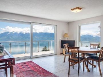 Detached house with lake view