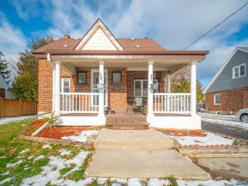 Cambridge, Waterloo, Ontario - Office room