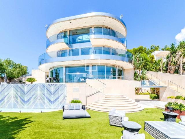 Tras su impresionante fachada moderna, esta excepcional vill. 615m² Sitges