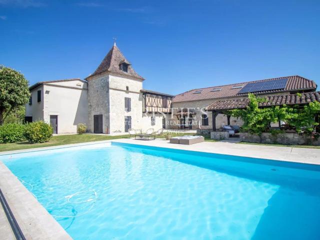 Deux magnifiques maisons perchées sur une colline, avec pisc. 642m² Agen