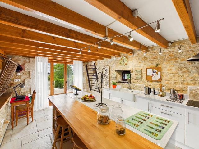 Deux maisons avec piscine, jacuzzi, grande grange et vue sur. 287m² Cellefrouin