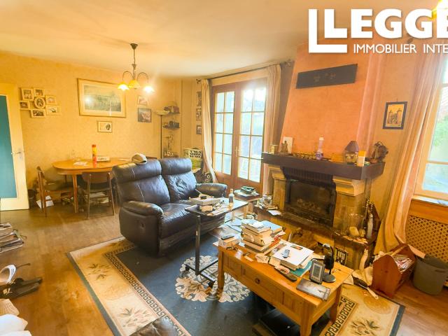 Deux maisons de 3 chambres, l'une avec garage, l'autre avec grange, ainsi que deux autres dépendances et un ja